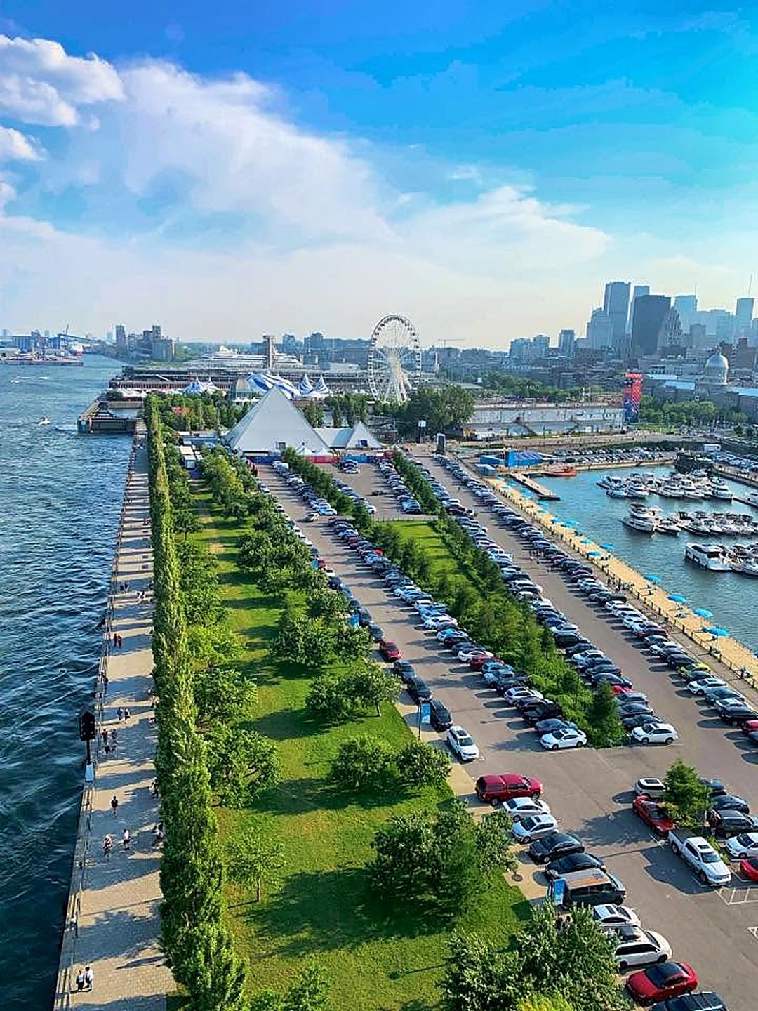 Vista aérea do Vieux-Port de Montreal no verão, com a roda-gigante e o rio São Lourenço