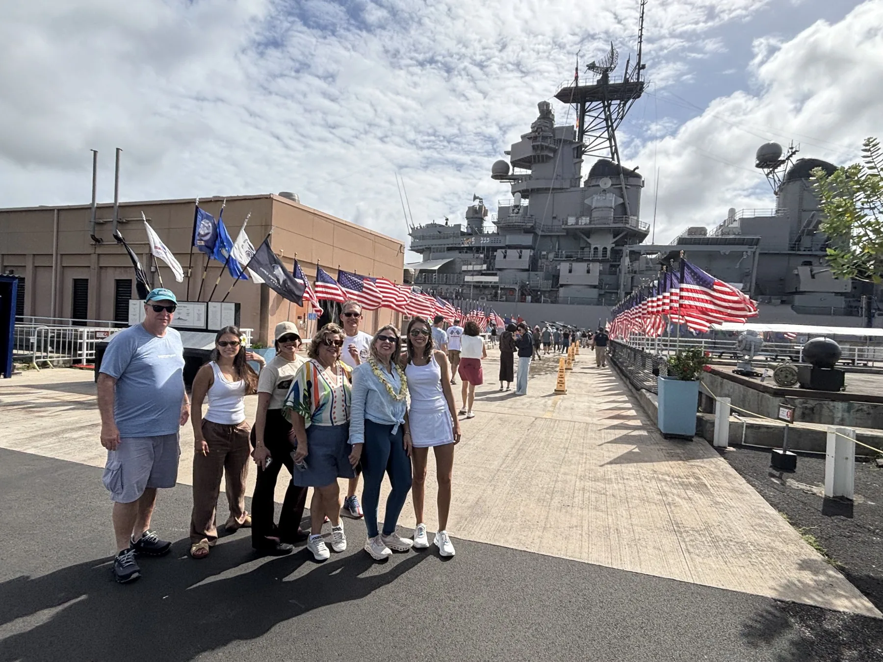 Visitantes em passeio a Pearl Harbor em Oahu