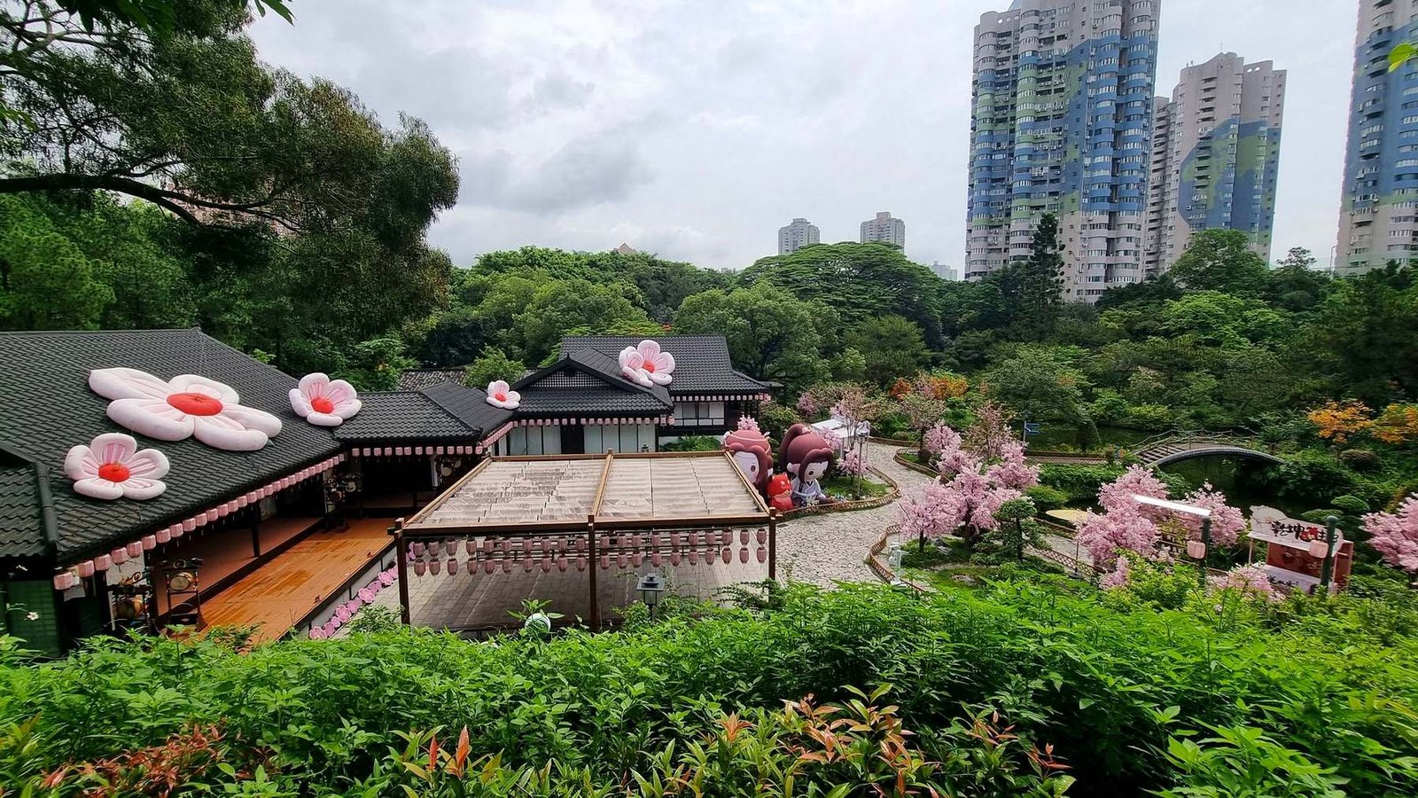 Parque temático em Shenzhen, com jardins, cerejeiras e construções de estilo tradicional