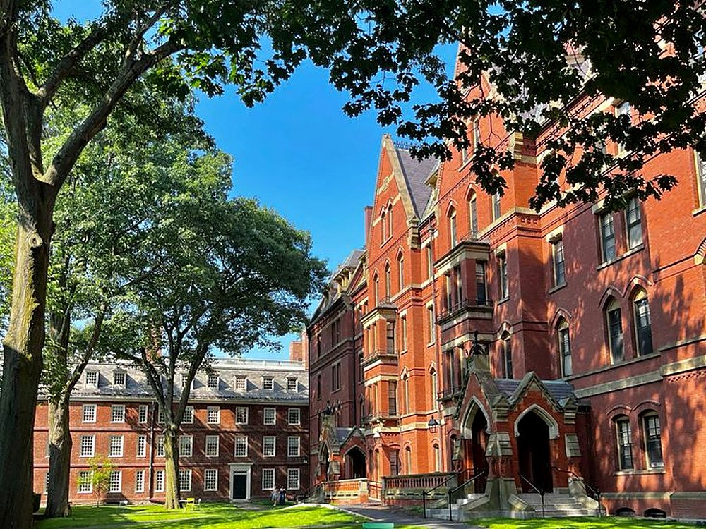 Dormitório histórico em estilo vitoriano no Harvard Yard em dia de sol