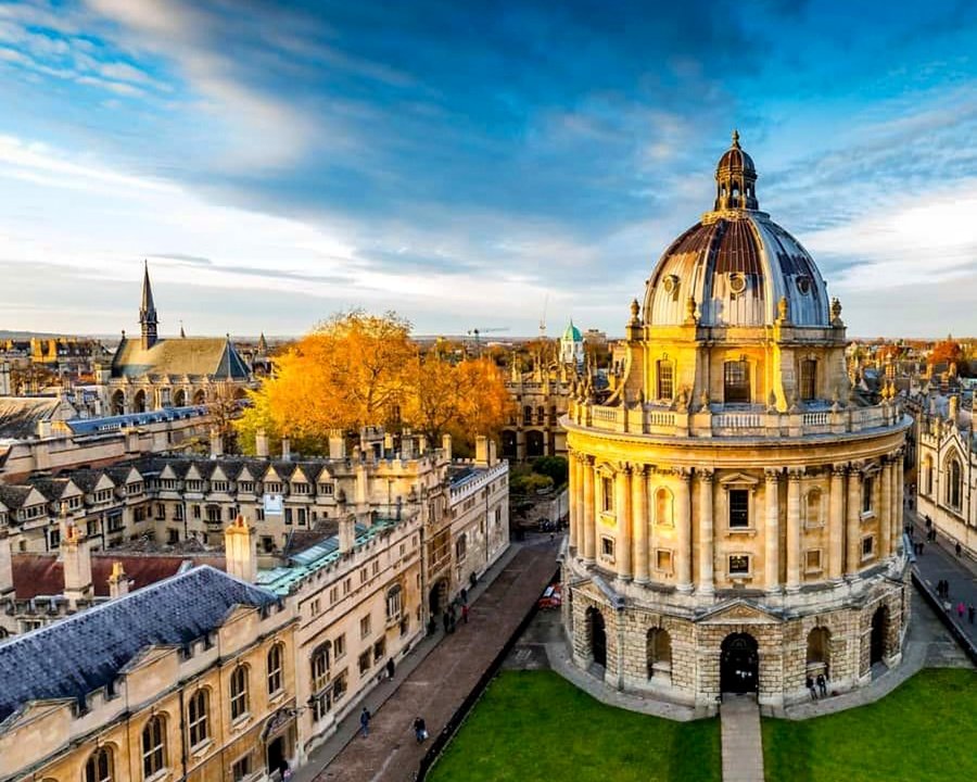 Radcliffe Camera em Oxford com árvores de outono ao fundo