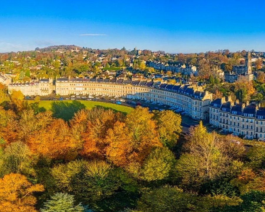 Crescente georgiano de Bath cercado por árvores de outono