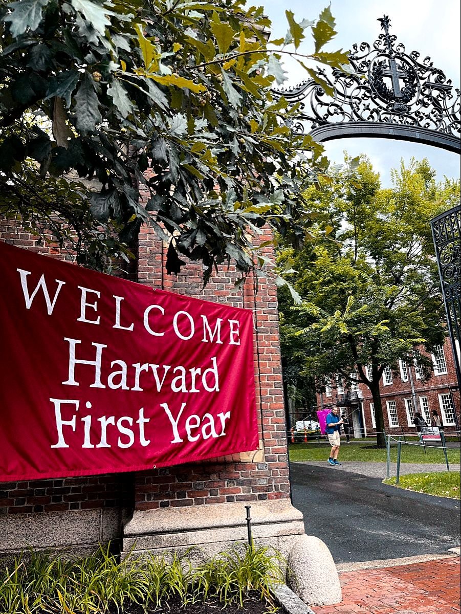 Faixa de boas-vindas aos calouros no portão de ferro do Harvard Yard