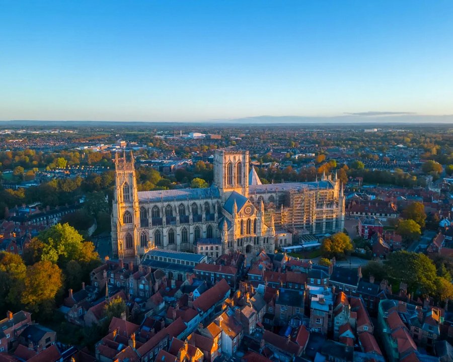 Vista aérea da catedral York Minster e do centro histórico de York ao entardecer