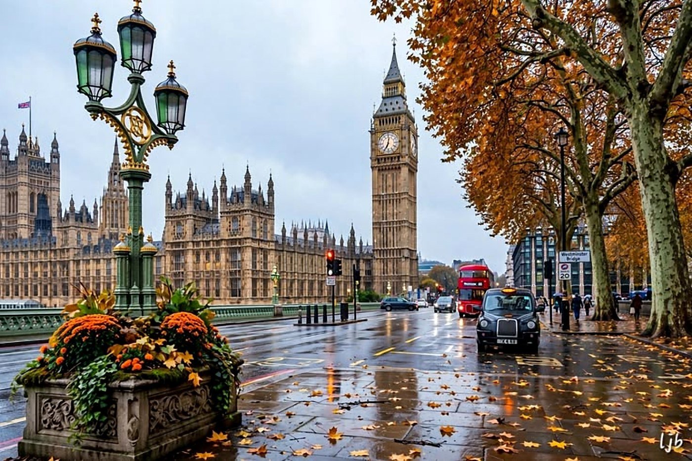 Ponte de Westminster molhada pela chuva no outono, com Big Ben, táxi preto e ônibus vermelho