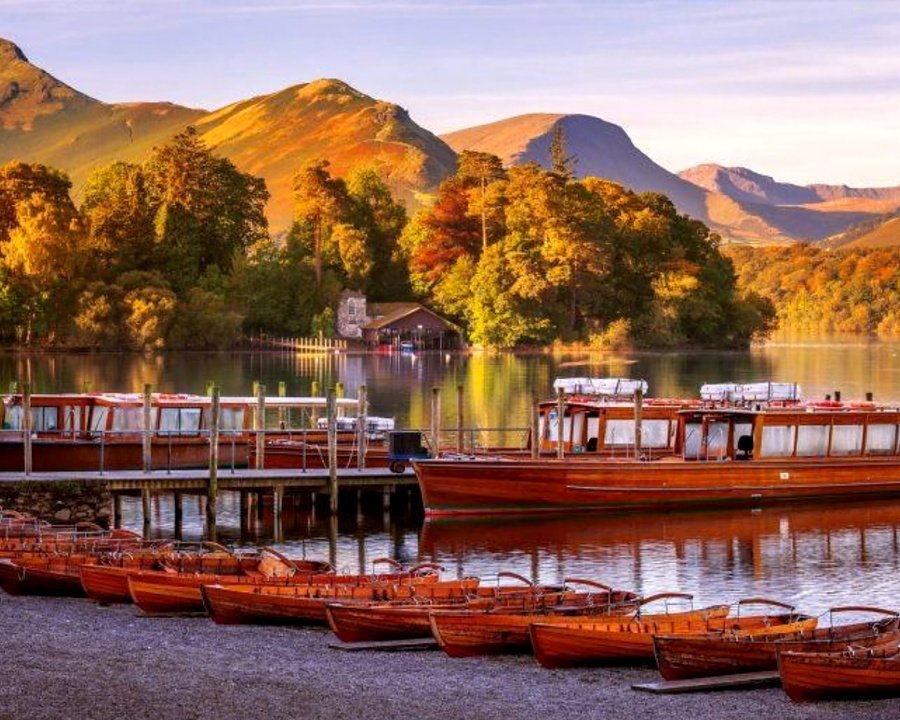 Barcos de madeira no lago Derwentwater, em Keswick, no Lake District durante o outono