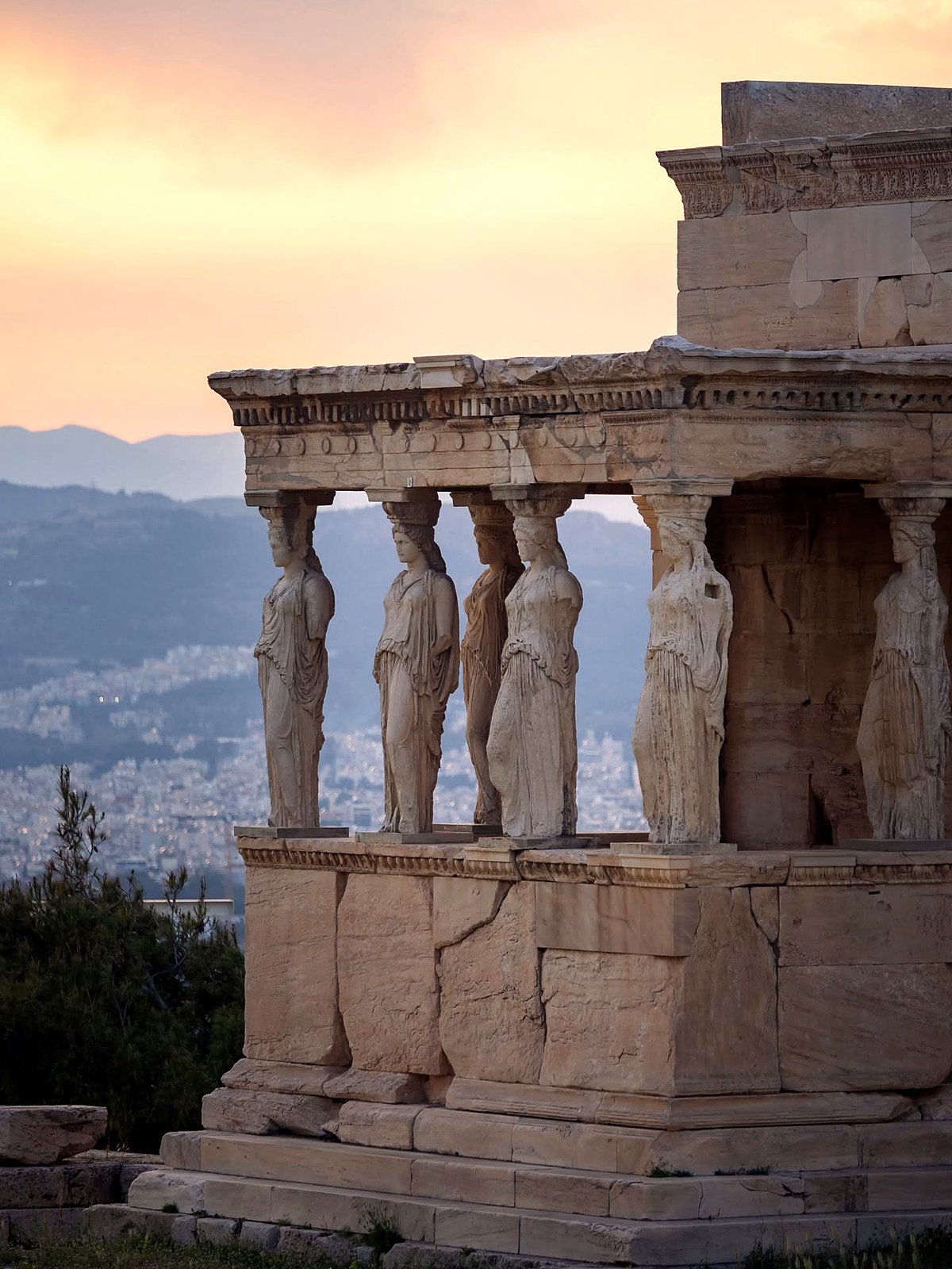 Pórtico das Cariátides, na Acrópole de Atenas, ao entardecer