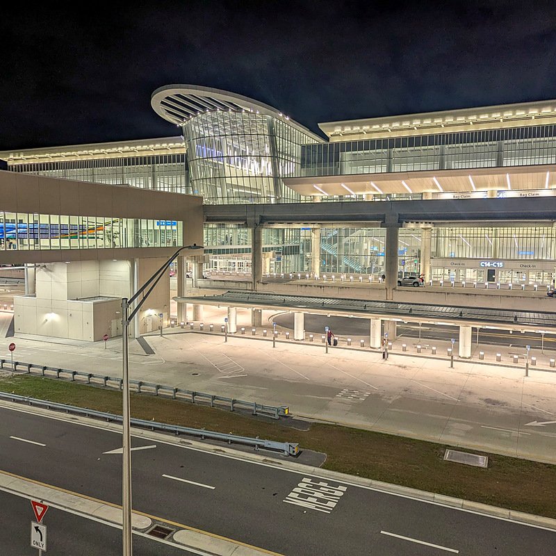 Área de embarque e desembarque do Aeroporto de Orlando
