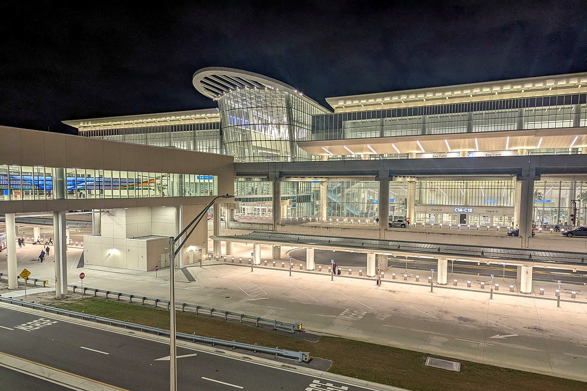 Área de check-in e desembarque do Aeroporto Internacional de Orlando