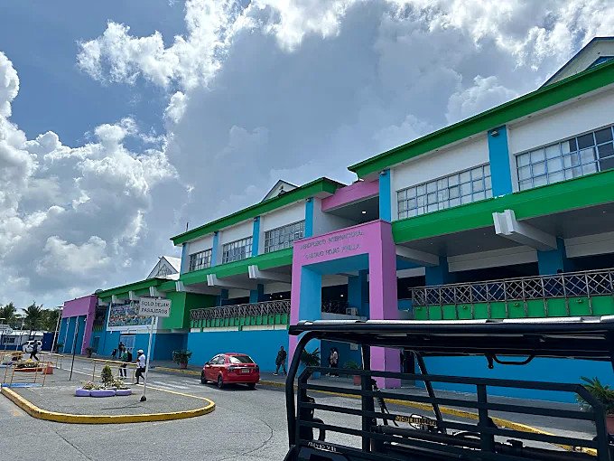 Fachada colorida do Aeroporto Internacional Gustavo Rojas Pinilla, em San Andrés, Colômbia