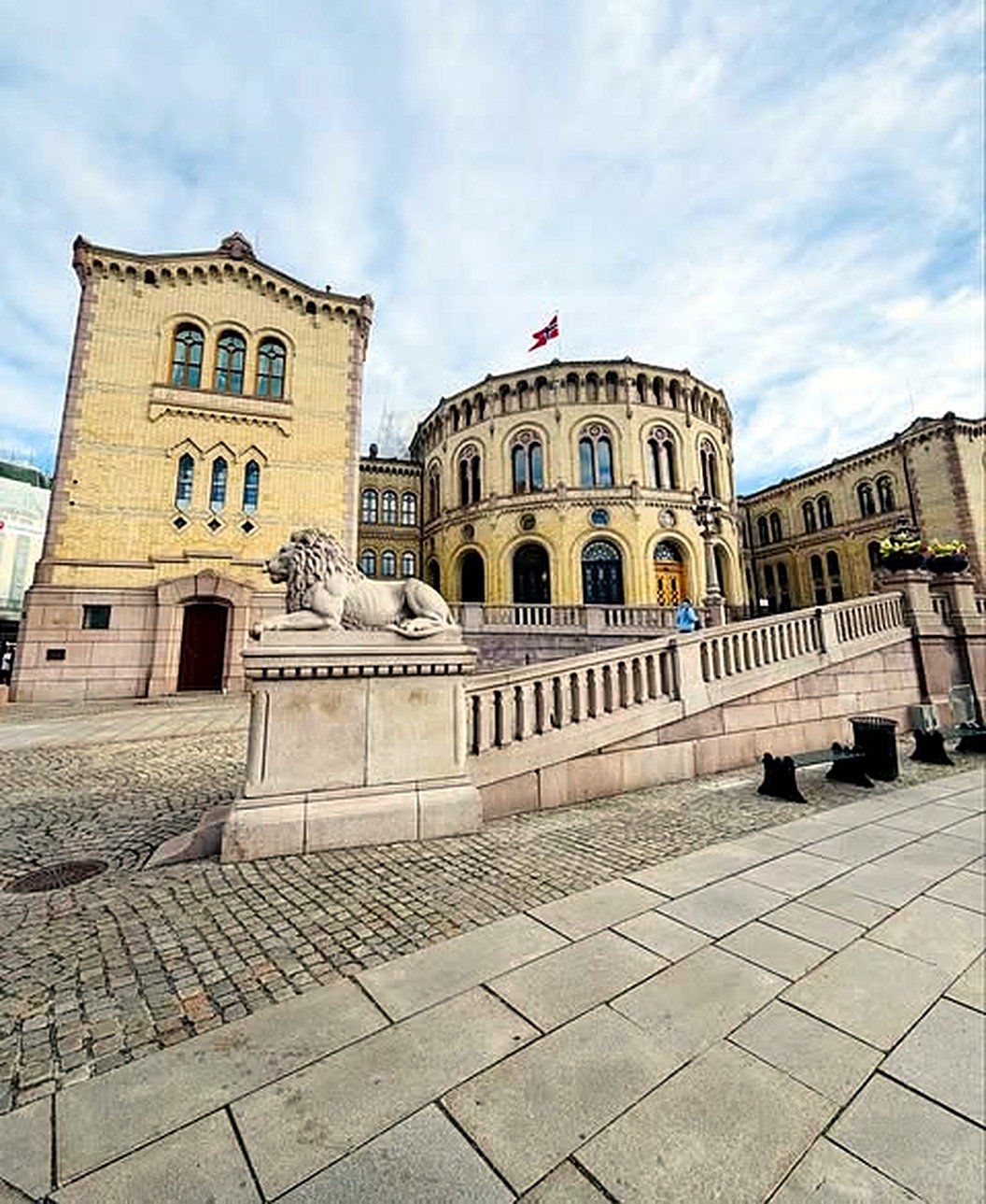Parlamento da Noruega, Stortinget, com estátua de leão