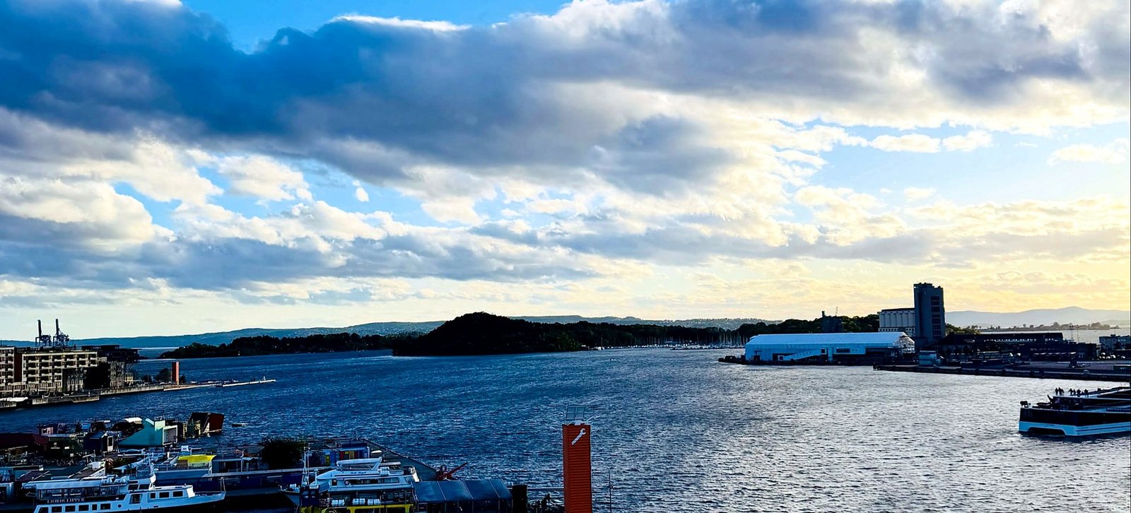 Vista do porto de Oslo e do fiorde a partir da Fortaleza de Akershus