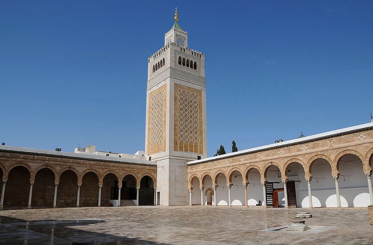 Pátio e minarete da Mesquita Zitouna na Medina de Túnis