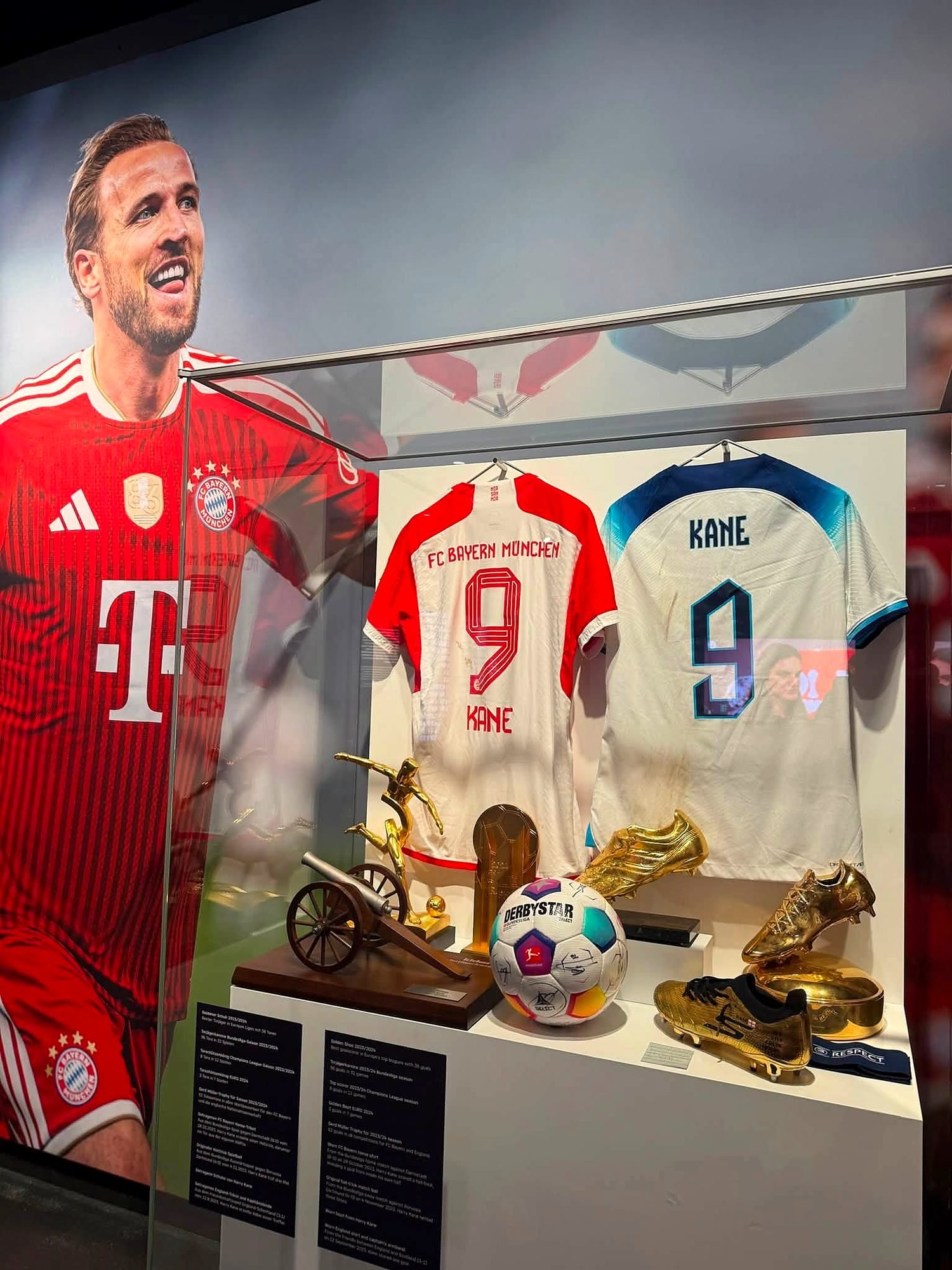 Camisas e troféus de Harry Kane no museu FC Bayern Museum na Allianz Arena