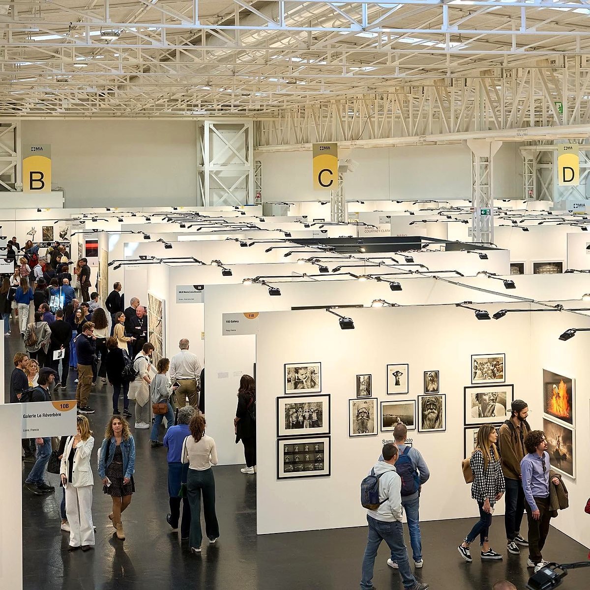 Visitantes em feira de arte no centro de convenções Allianz MiCo em Milão