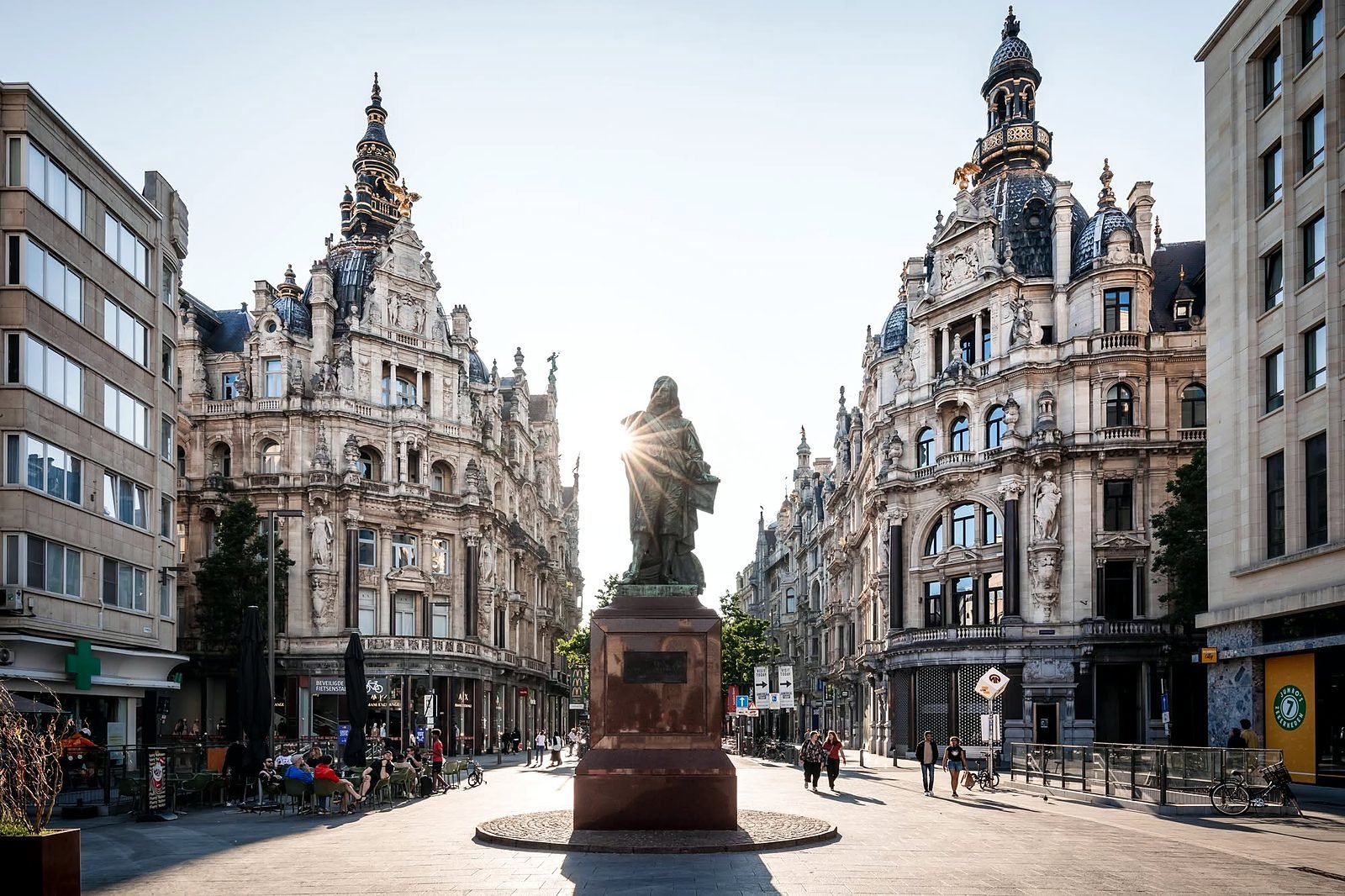 Rua histórica de Antuérpia com edifícios ornamentados e estátua
