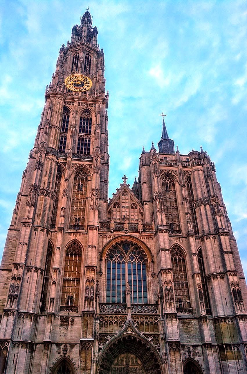 Fachada gótica da Catedral de Nossa Senhora de Antuérpia