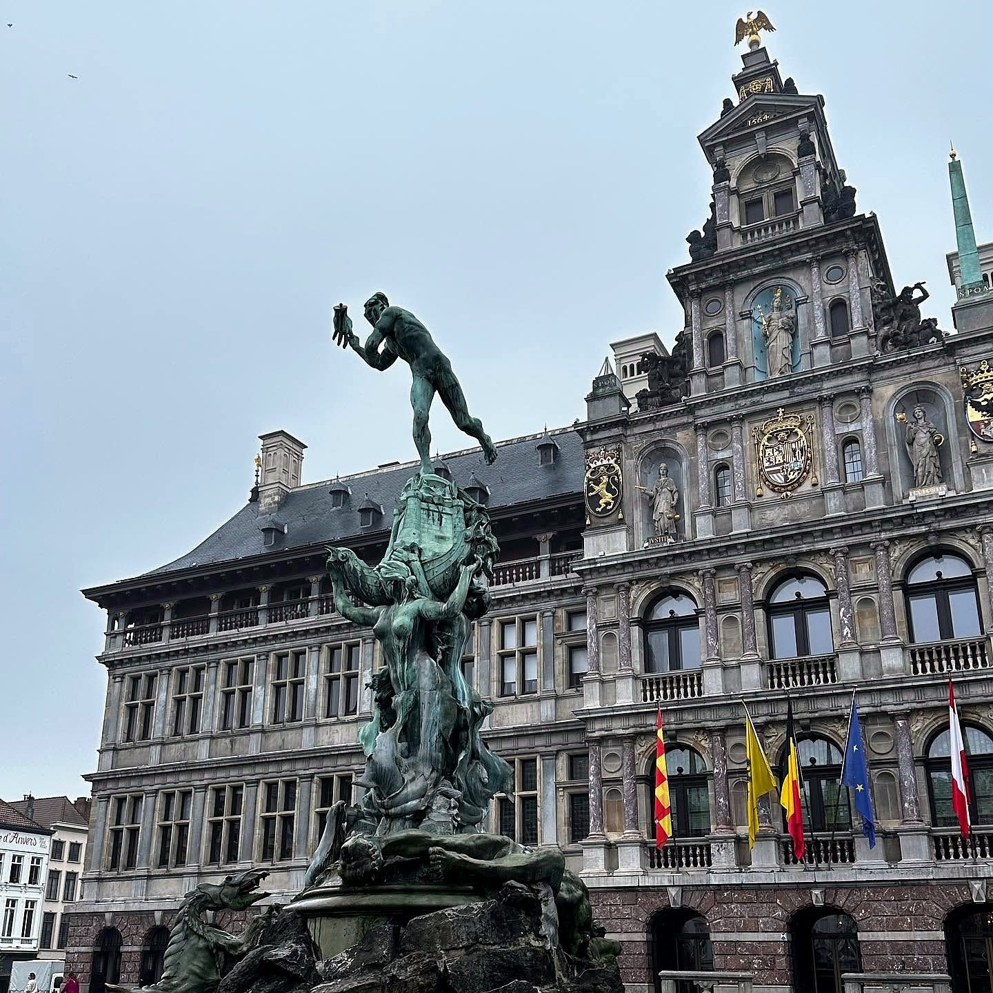 Prefeitura de Antuérpia e Fonte de Brabo na Grote Markt