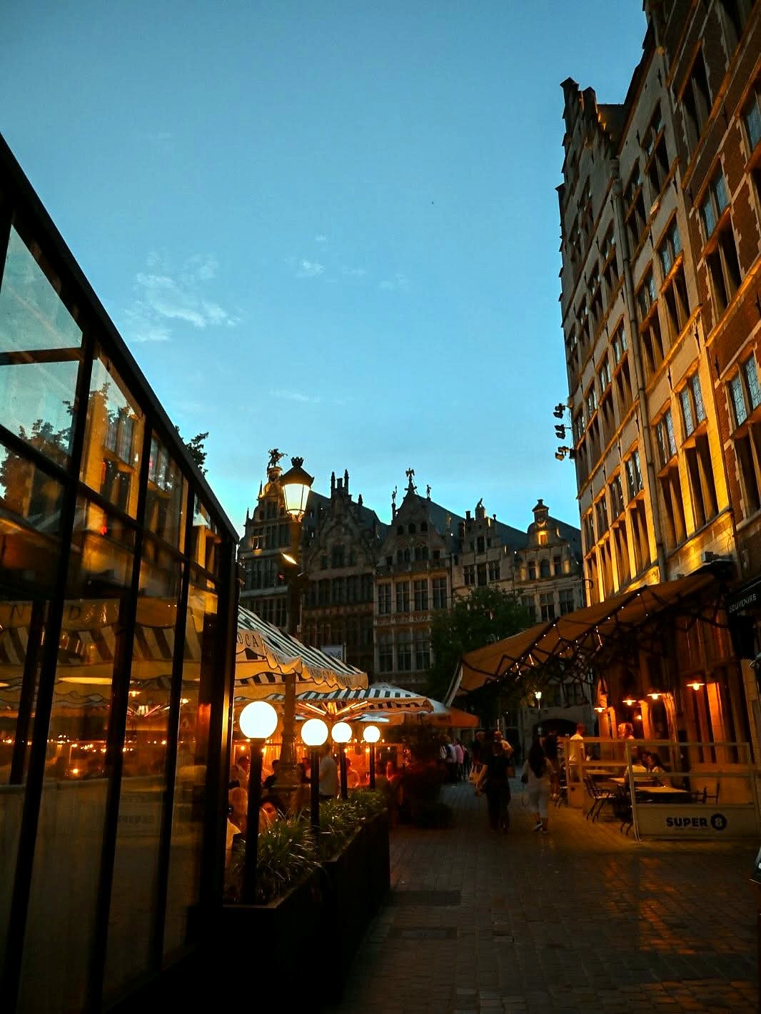 Grote Markt de Antuérpia iluminada à noite