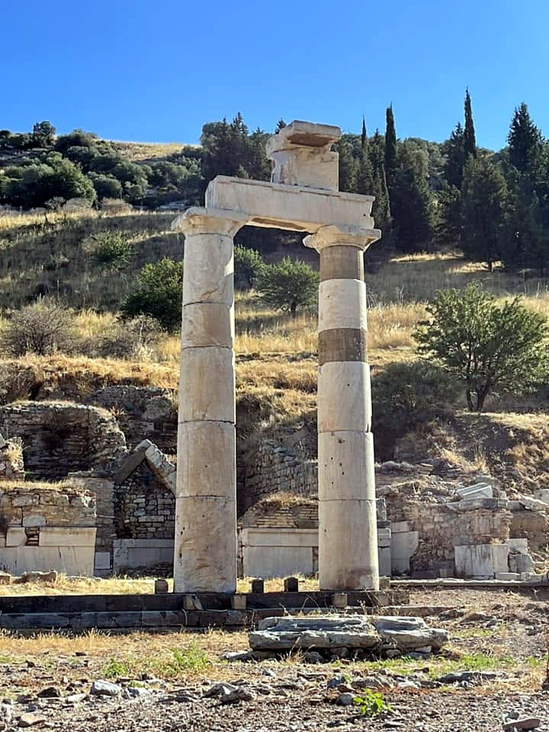 Colunas de mármore de uma cidade greco-romana na região do Egeu