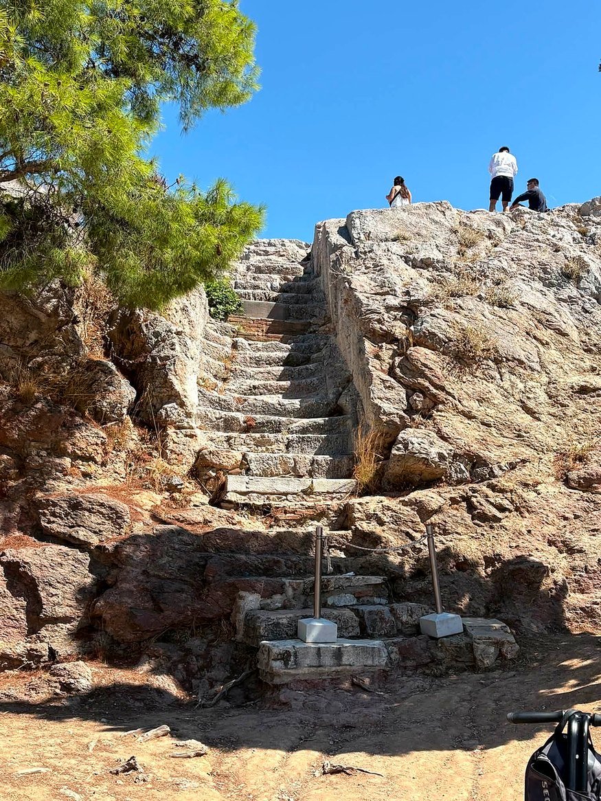 Escadaria de pedra que leva ao topo do Areópago