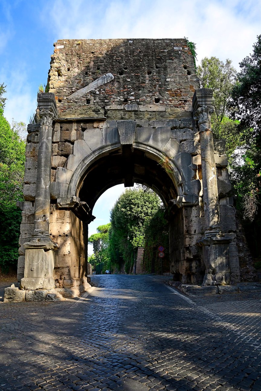 Arco romano no início da Via Ápia Antiga