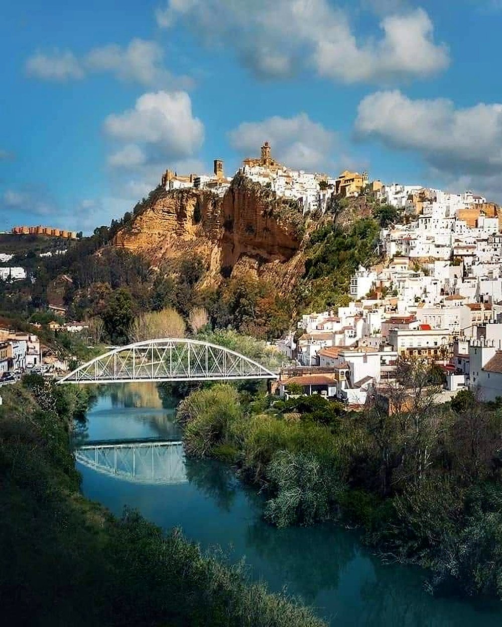 Arcos de la Frontera, pueblo blanco sobre um penhasco acima do rio Guadalete, com uma ponte branca