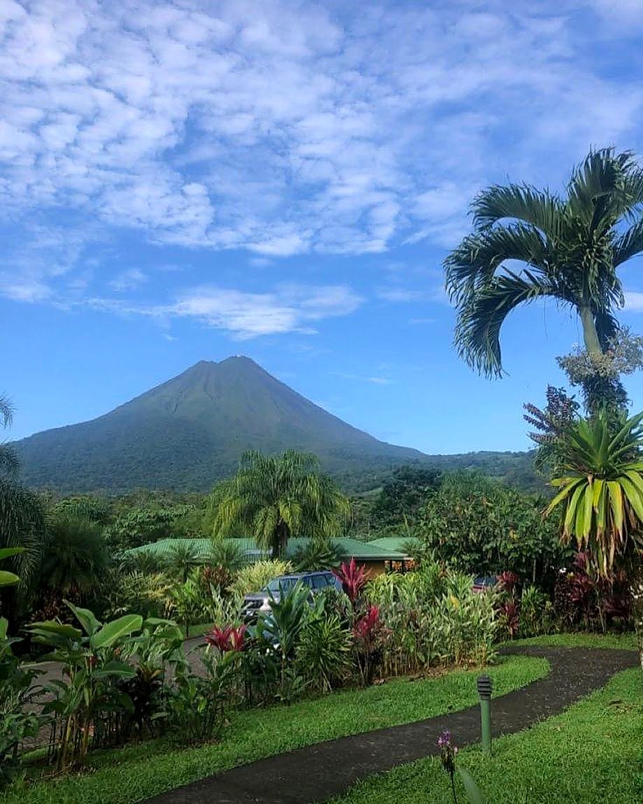 Vulcão Arenal visto de jardim tropical em La Fortuna, Costa Rica
