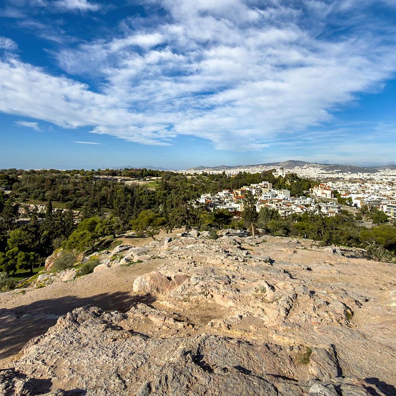 Topo rochoso da colina do Areópago, em Atenas