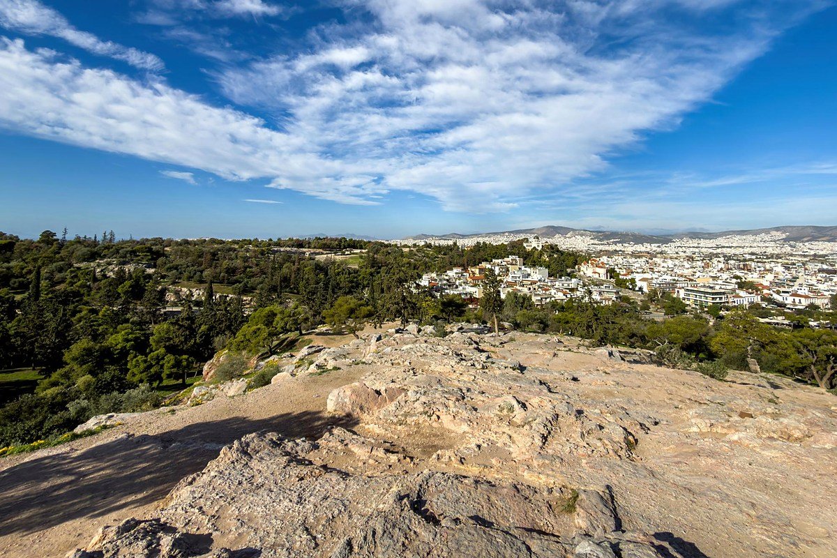 Topo rochoso da colina do Areópago, em Atenas