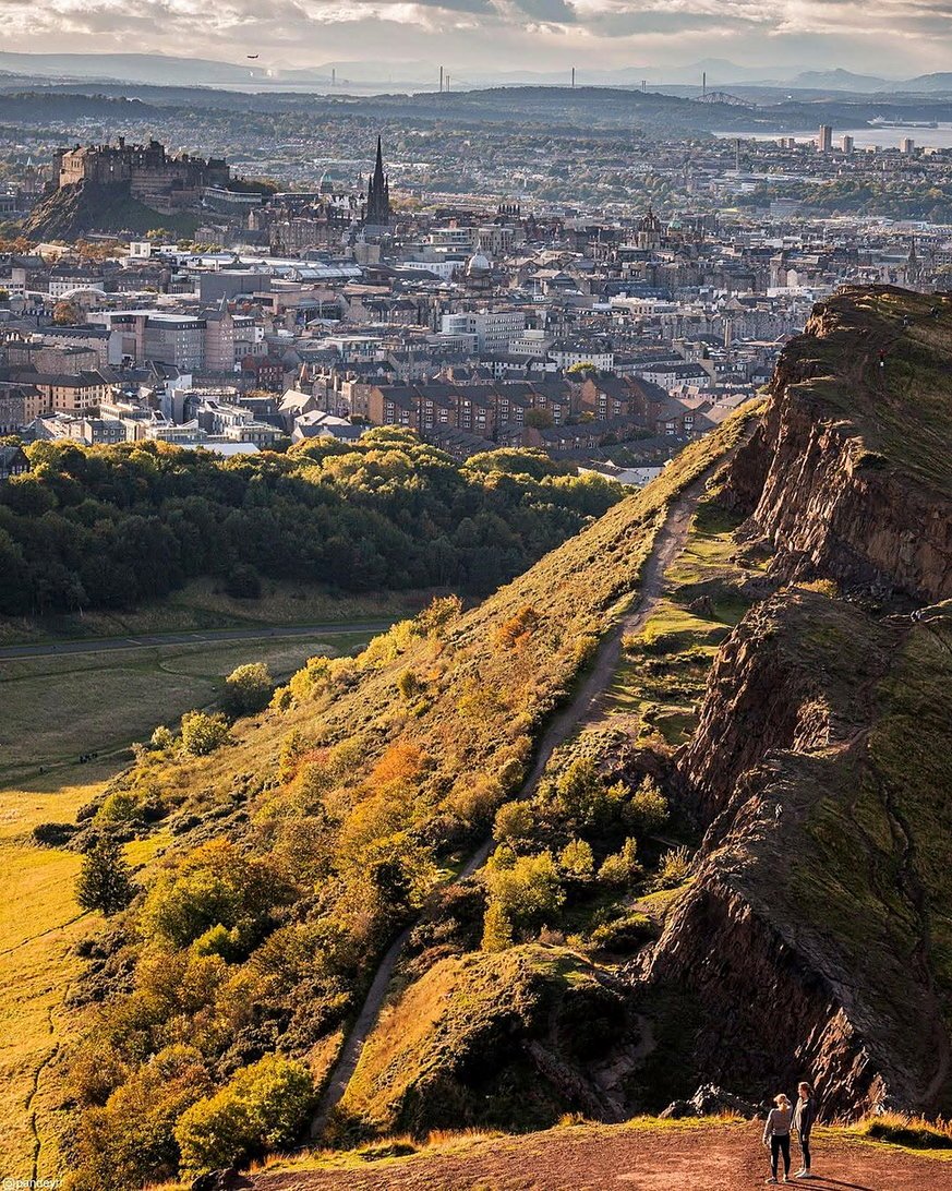 Vista de Edimburgo e do castelo a partir da trilha de Arthur's Seat e Salisbury Crags