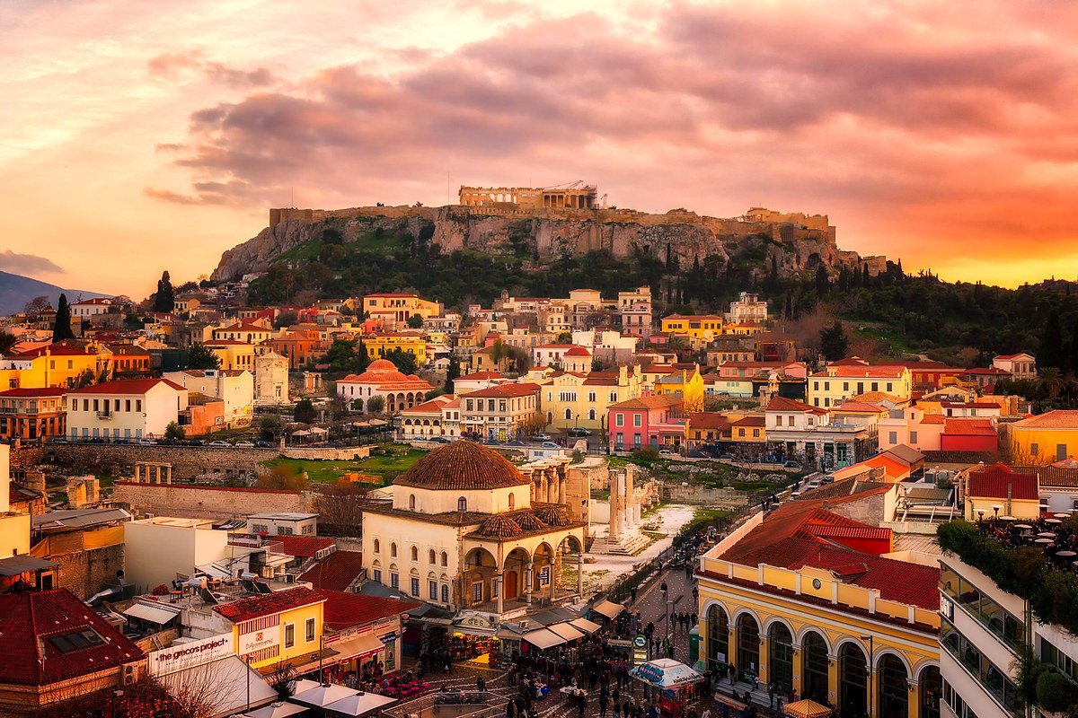 Acrópole sobre Monastiraki e o centro histórico de Atenas ao pôr do sol
