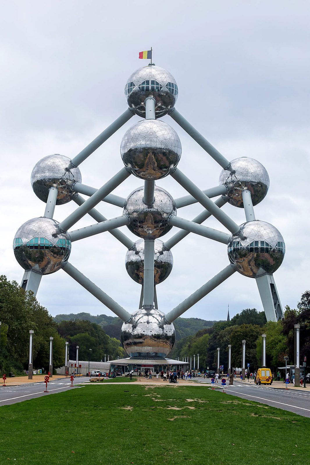Atomium de Bruxelas com a bandeira da Bélgica no topo