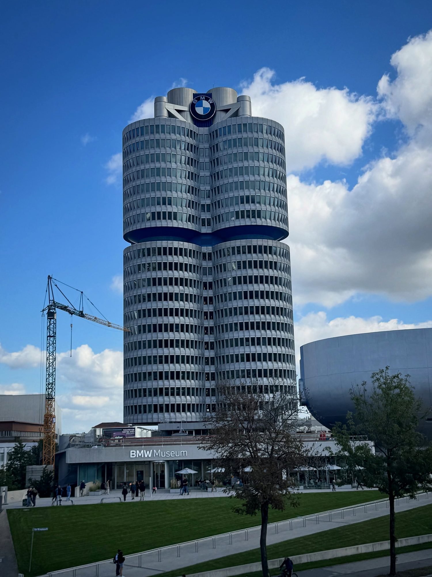 Torre de quatro cilindros da sede da BMW e Museu da BMW em Munique