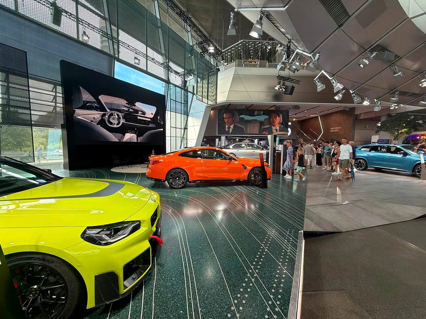 Carros esportivos BMW M expostos no salão da BMW Welt em Munique