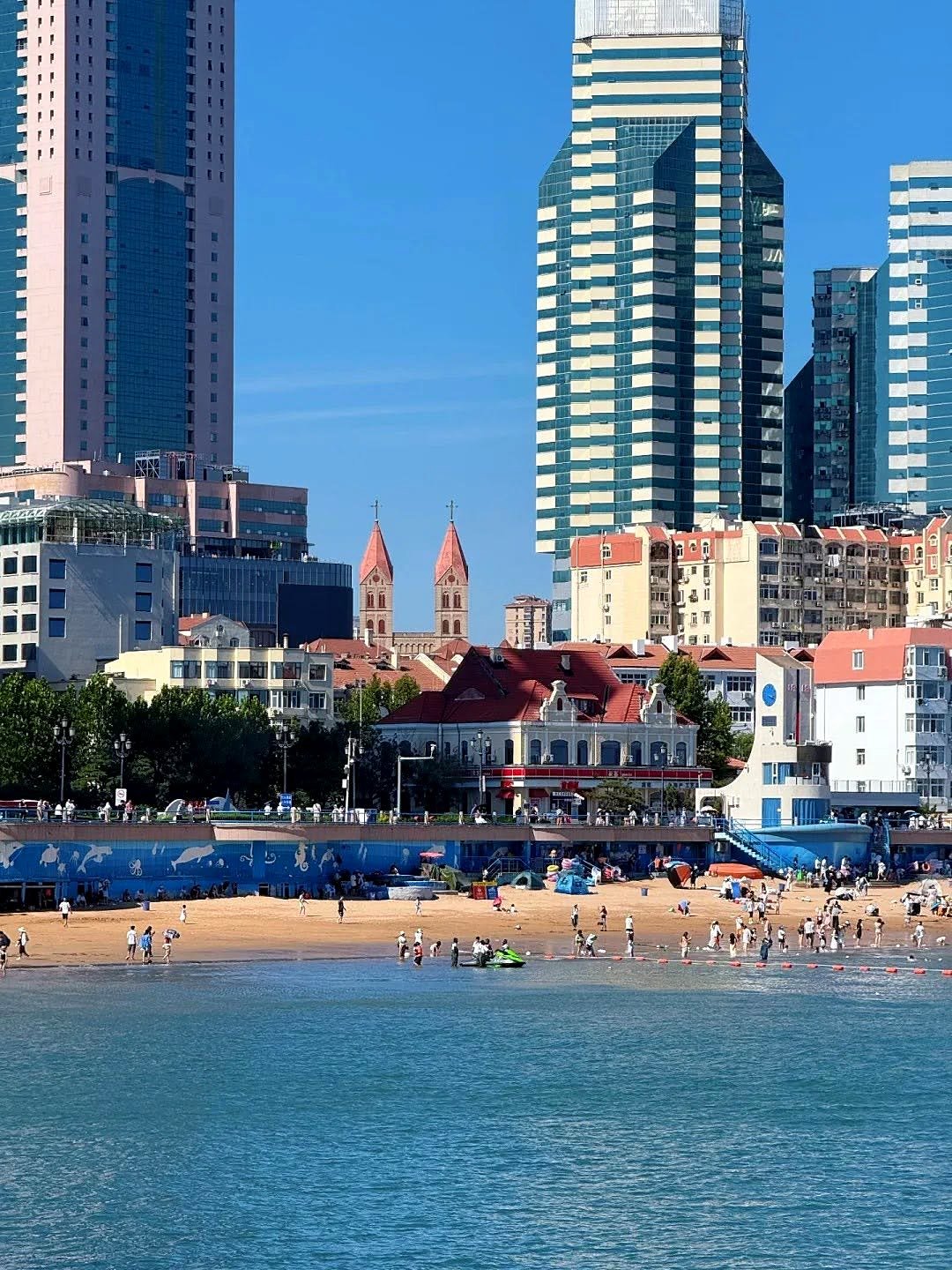 Praia do centro com casarões europeus e as torres da Catedral de São Miguel