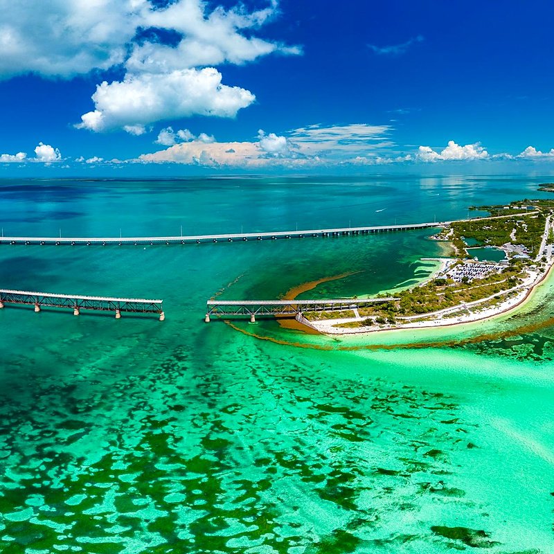 Antiga ponte ferroviária e praia de Bahia Honda