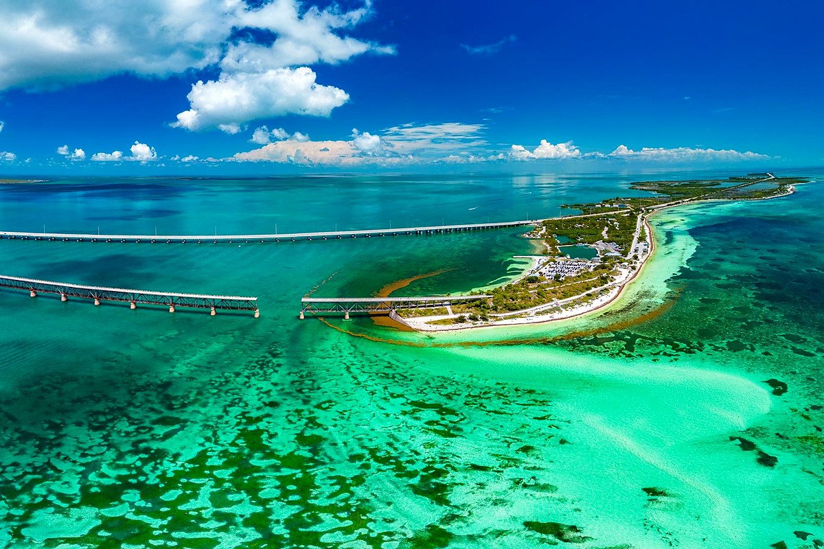 Antiga ponte ferroviária e praia de Bahia Honda
