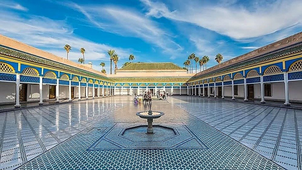 Grande pátio de mármore com fonte central no Palácio Bahia em Marrakech