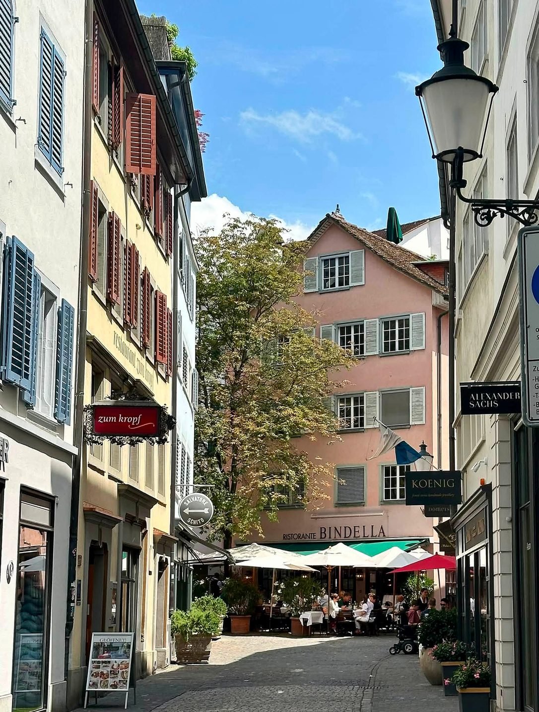 Ruela do centro de Zurique com restaurantes e mesas ao ar livre perto da Bahnhofstrasse