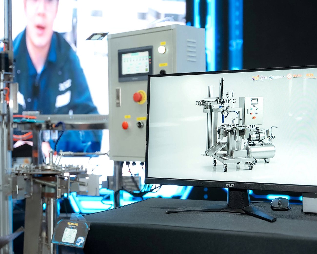 Máquina industrial exposta em feira de automação em Bangkok