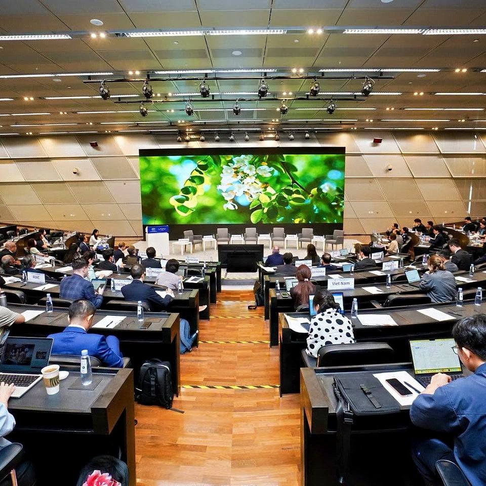 Auditório de congresso internacional em Bangkok com delegações de vários países