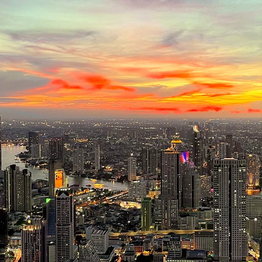 Vista do alto de Bangkok ao pôr do sol com o rio Chao Phraya