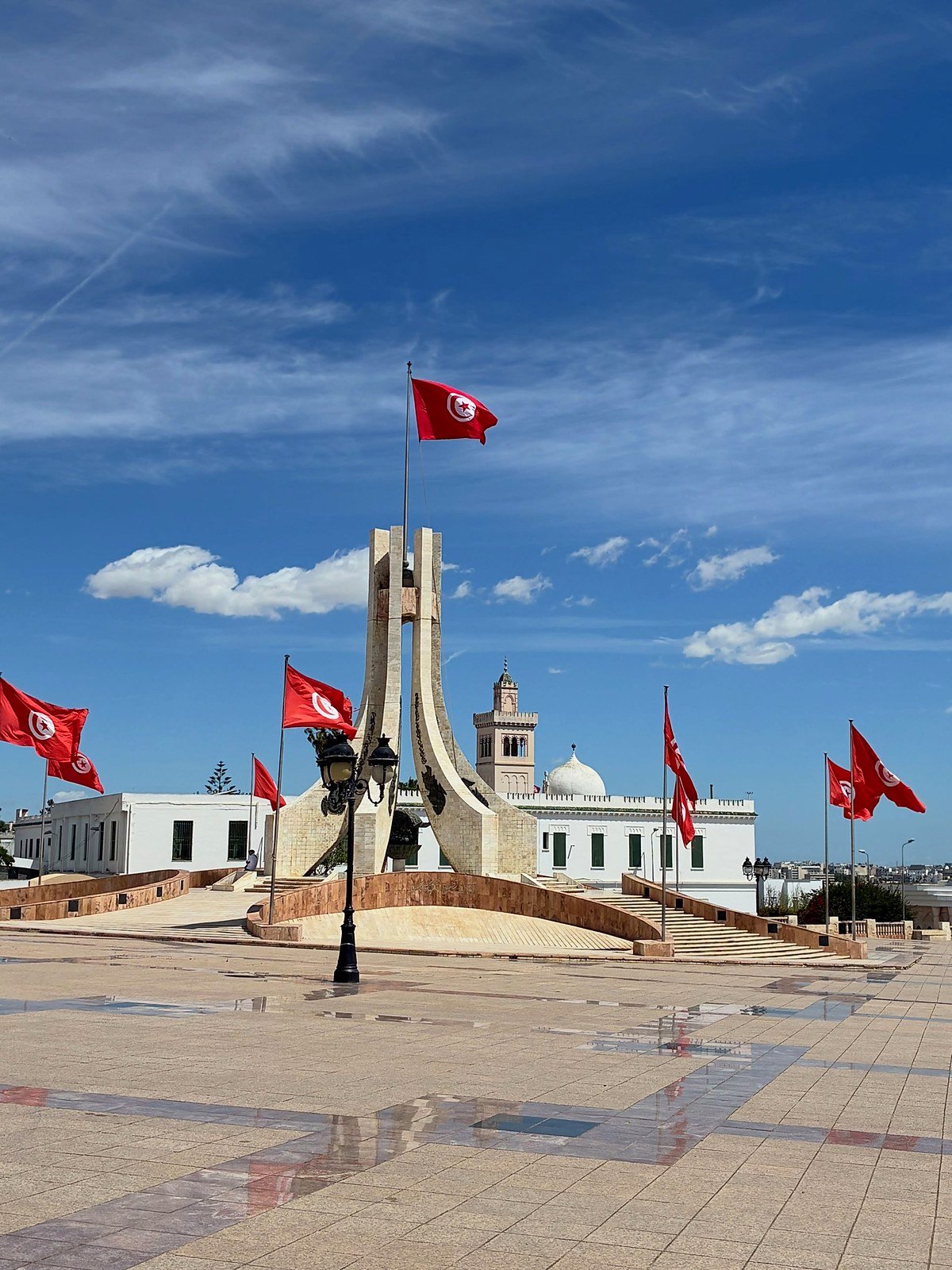 Monumento e bandeiras da Tunísia na Praça da Kasbah, em Túnis