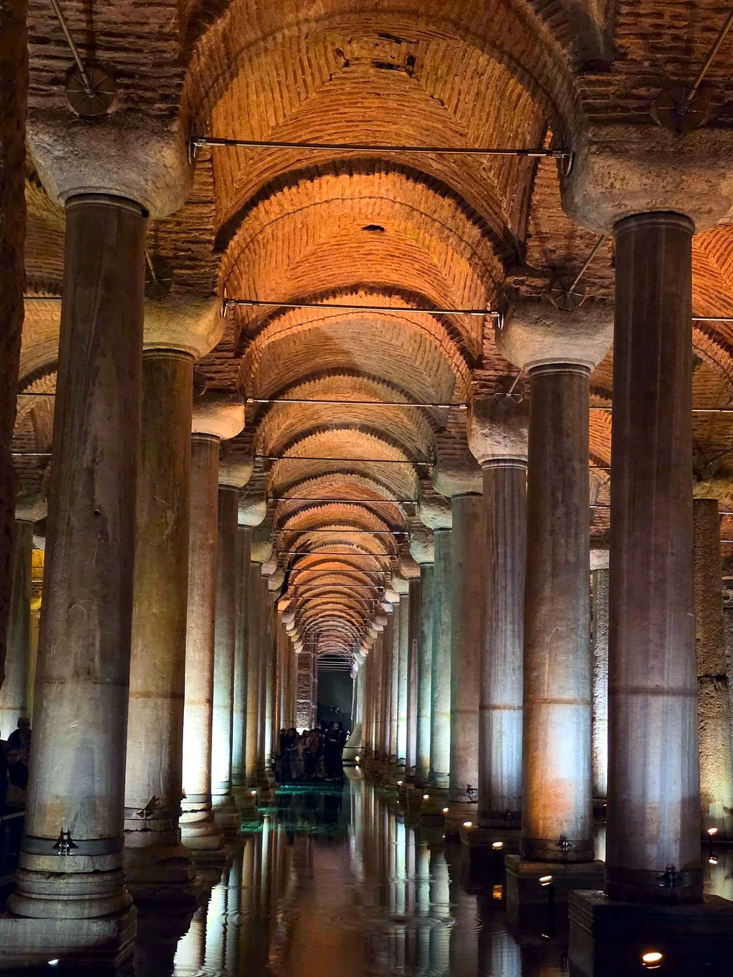 Colunas iluminadas da Cisterna da Basílica, reservatório subterrâneo de Istambul