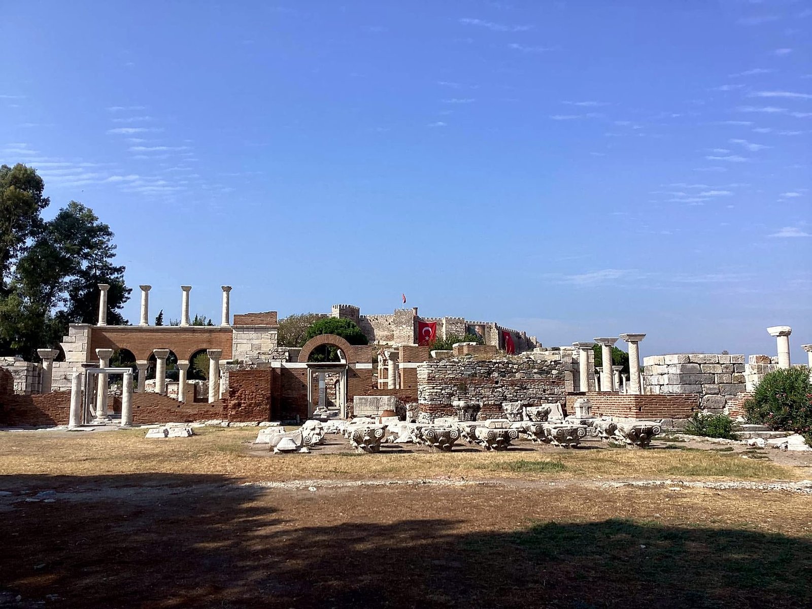 Ruínas da Basílica de São João em Selçuk, com a fortaleza de Ayasuluk ao fundo