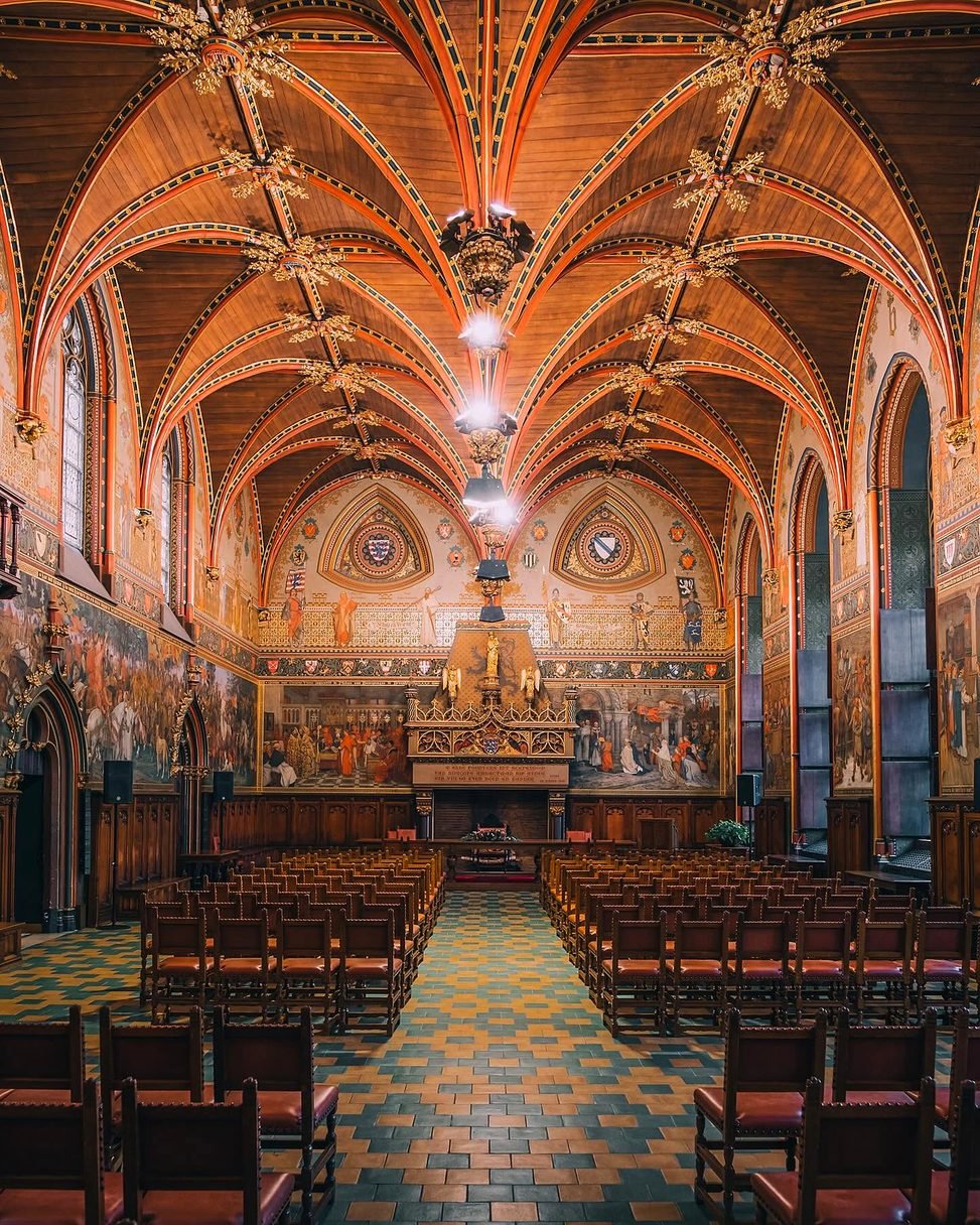 Sala Gótica da Prefeitura de Bruges com teto abobadado de madeira pintada e murais históricos