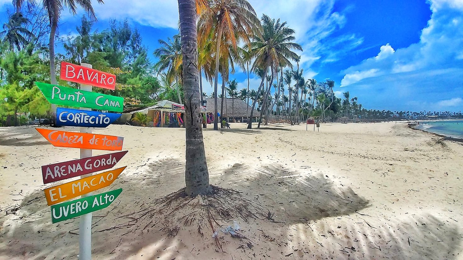 Placas coloridas indicando as praias Bávaro, Cortecito, Cabeza de Toro, Arena Gorda, Macao e Uvero Alto