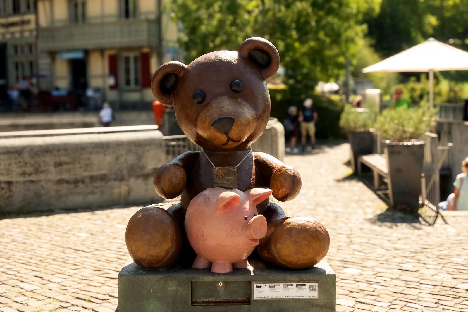 Escultura de ursinho com porquinho perto do Parque dos Ursos em Berna