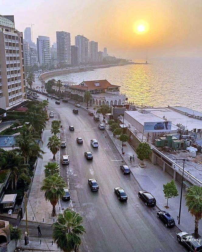 Avenida da Corniche de Beirute à beira-mar vista do alto